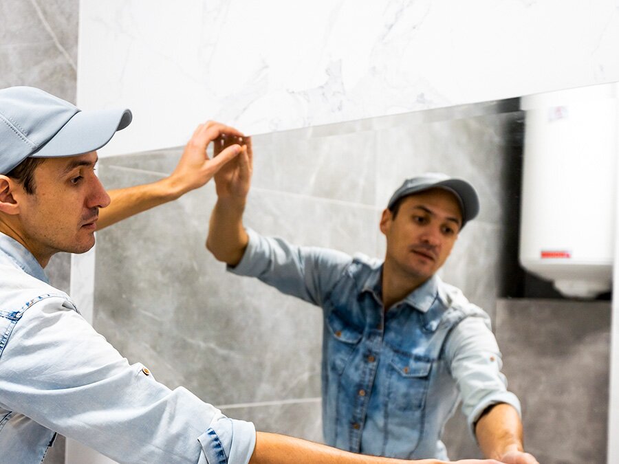 Wie Sie einen Spiegel in Ihrem Badezimmer mit Montageklebeband einfach befestigen - Spiegel einfach montiert mit Klebeband | Jetzt lesen!