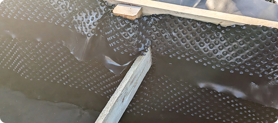 Die Mittelpfosten mit einem Holzbrett verbinden