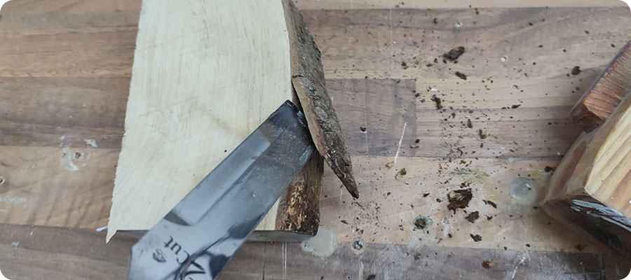 Rinde von Holz entfernen