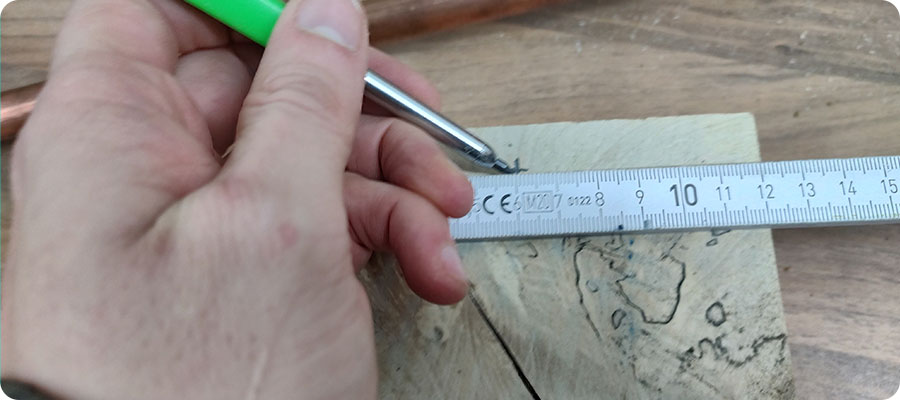 Loch mittig markieren für Kupferrohr