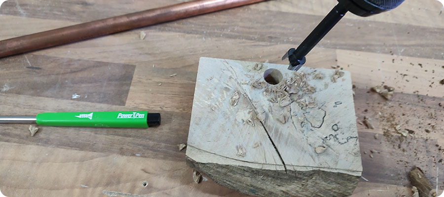 Loch für Kopfhörerhalter gebohrt