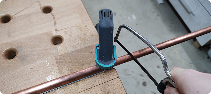 Kupferrohr mit Säge kürzen