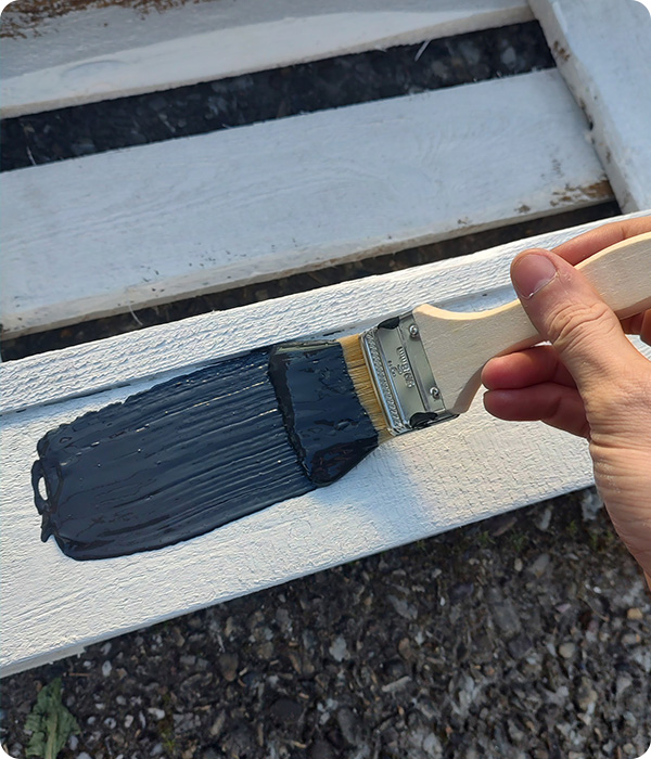 Tafelfeld streichen - Palettenbeet