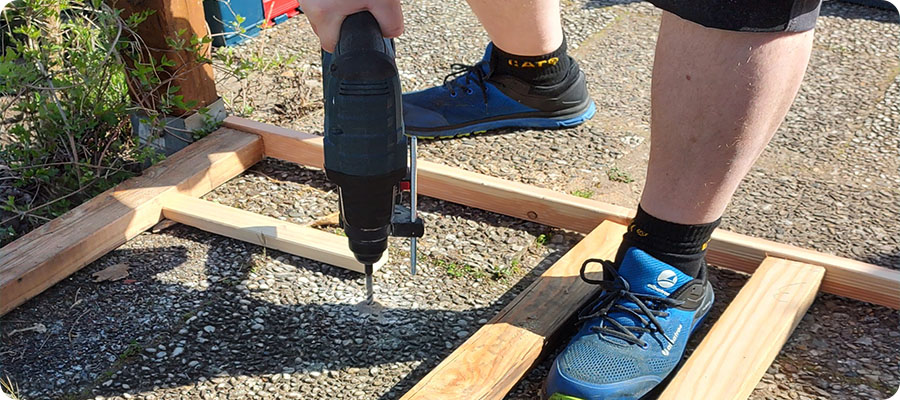 Terrassenunterkonstruktion befestigen