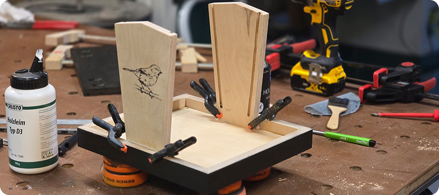 Die Seitenwände an der Bodenplatte befestigen