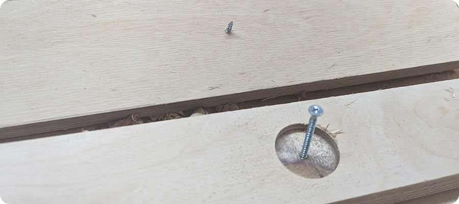 Einkerbung mit Schraube