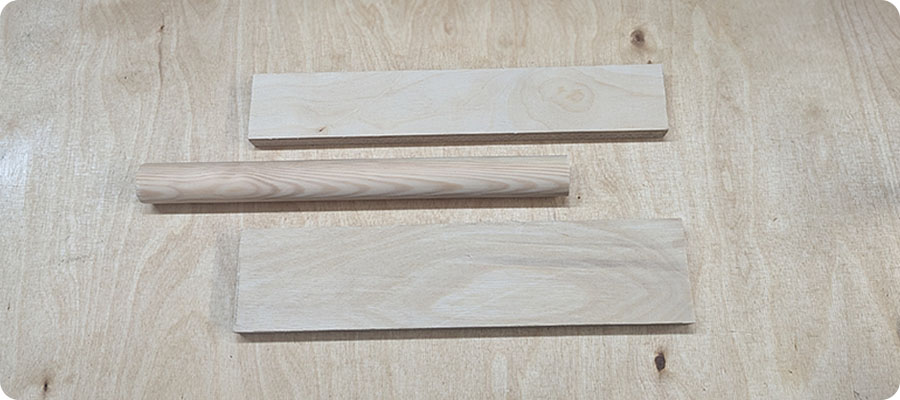 Die Holzleisten und den Rundstab zuschneiden