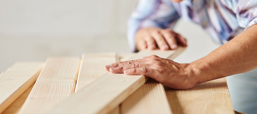 Holzverkleidung an der Wand montieren
