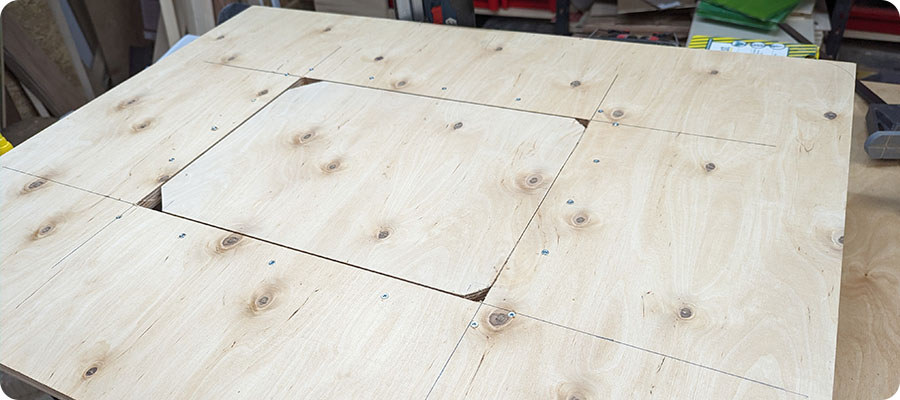 Den Rahmen mit der Tischplatte verschrauben