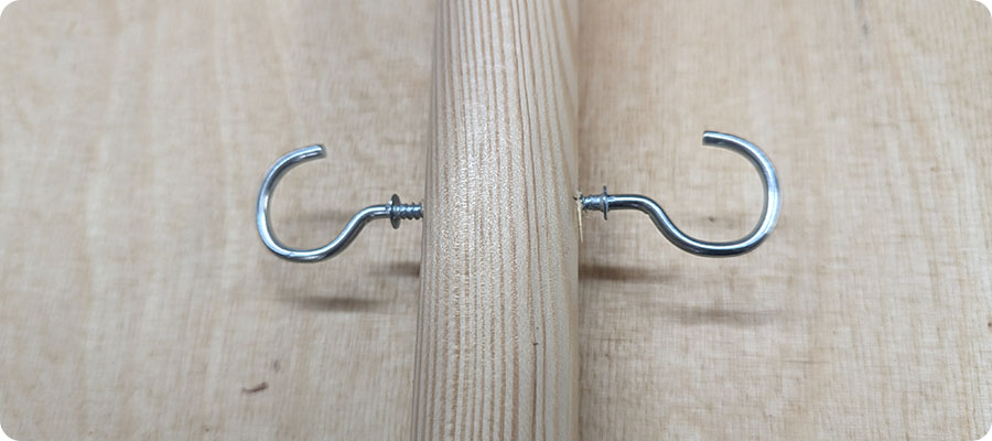 Die Schraubhaken am Rundstab anbringen