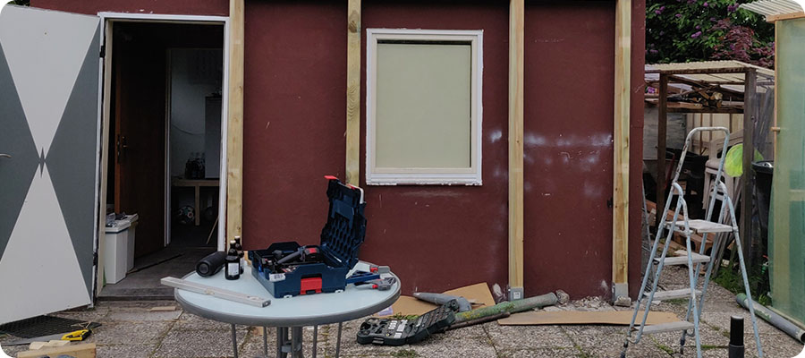 Die Holzpfosten im Boden befestigen