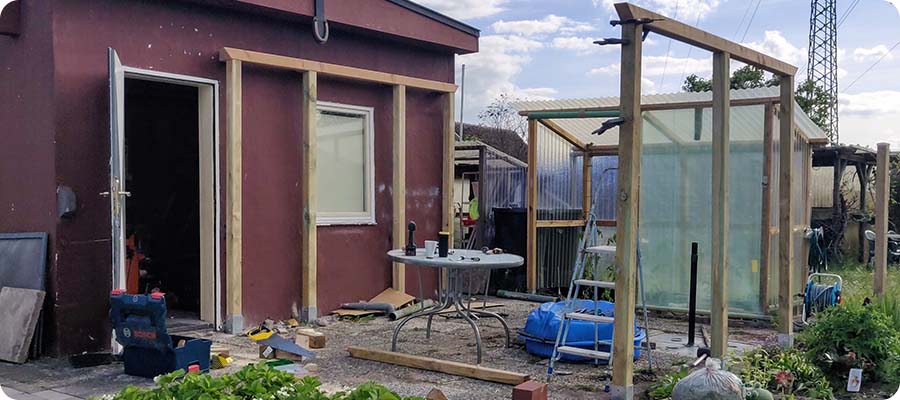 Die Querbalken (Pfetten) auf den Holzpfosten montieren