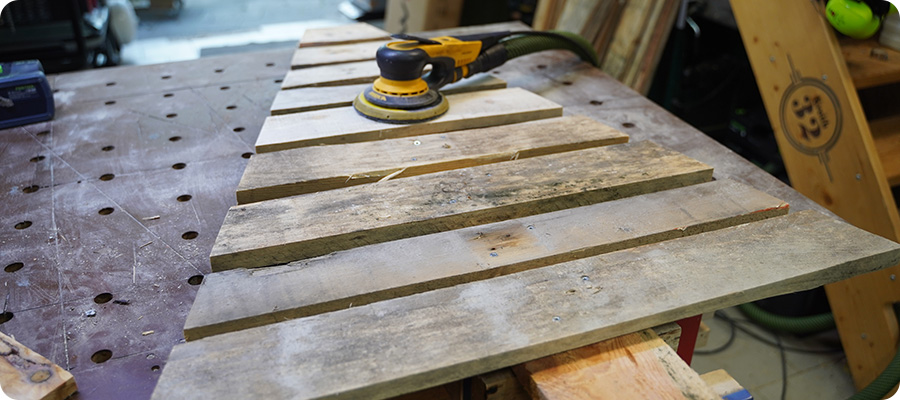 Die gesamte Holzkonstruktion schleifen