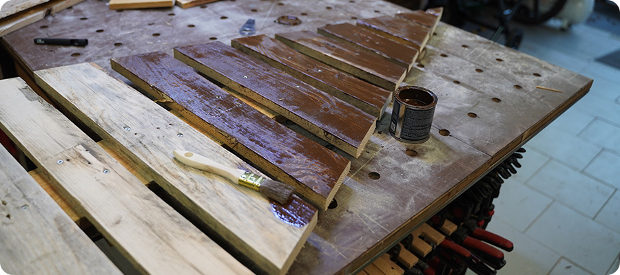 Den Tannenbaum mit Farbe streichen