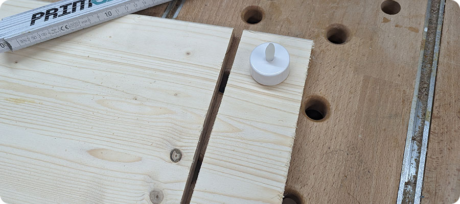 Stück vom Holzbrett abschneiden