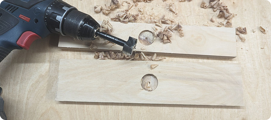 Eine Vertiefung in die Holzleisten bohren